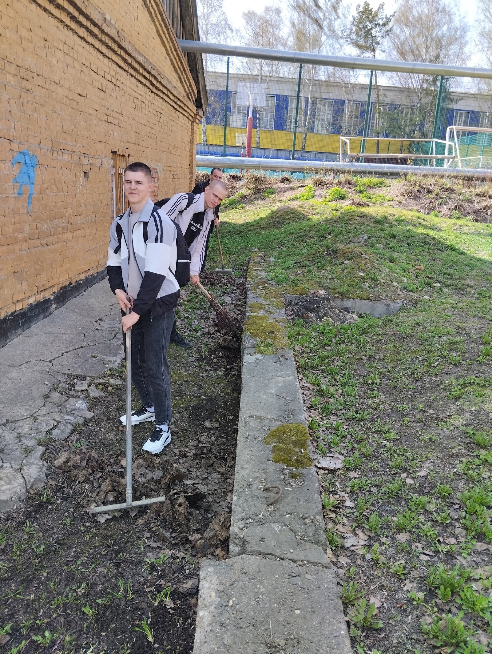 17.04.2024 студенты группы 22МОС1, во главе с куратором провели работу по санитарной очистке и благоустройству территорий вокруг 6 корпуса, перед началом работы ИО зав. лабораторией Н.Н. Степочкин провел целевой инструктаж по охране труда.